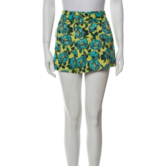 Alice + Olivia floral print shorts. Stunning - Picture 4 of 4